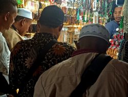 Libur Hari Waisak Dongkrak Penjualan di Sekitar Makam Sunan Muria