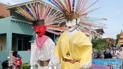 Ondel-ondel turut meramaikan Kirab Budaya Sedekah Bumi yang digelar di Desa Penambuhan, Senin (12/5/2025).