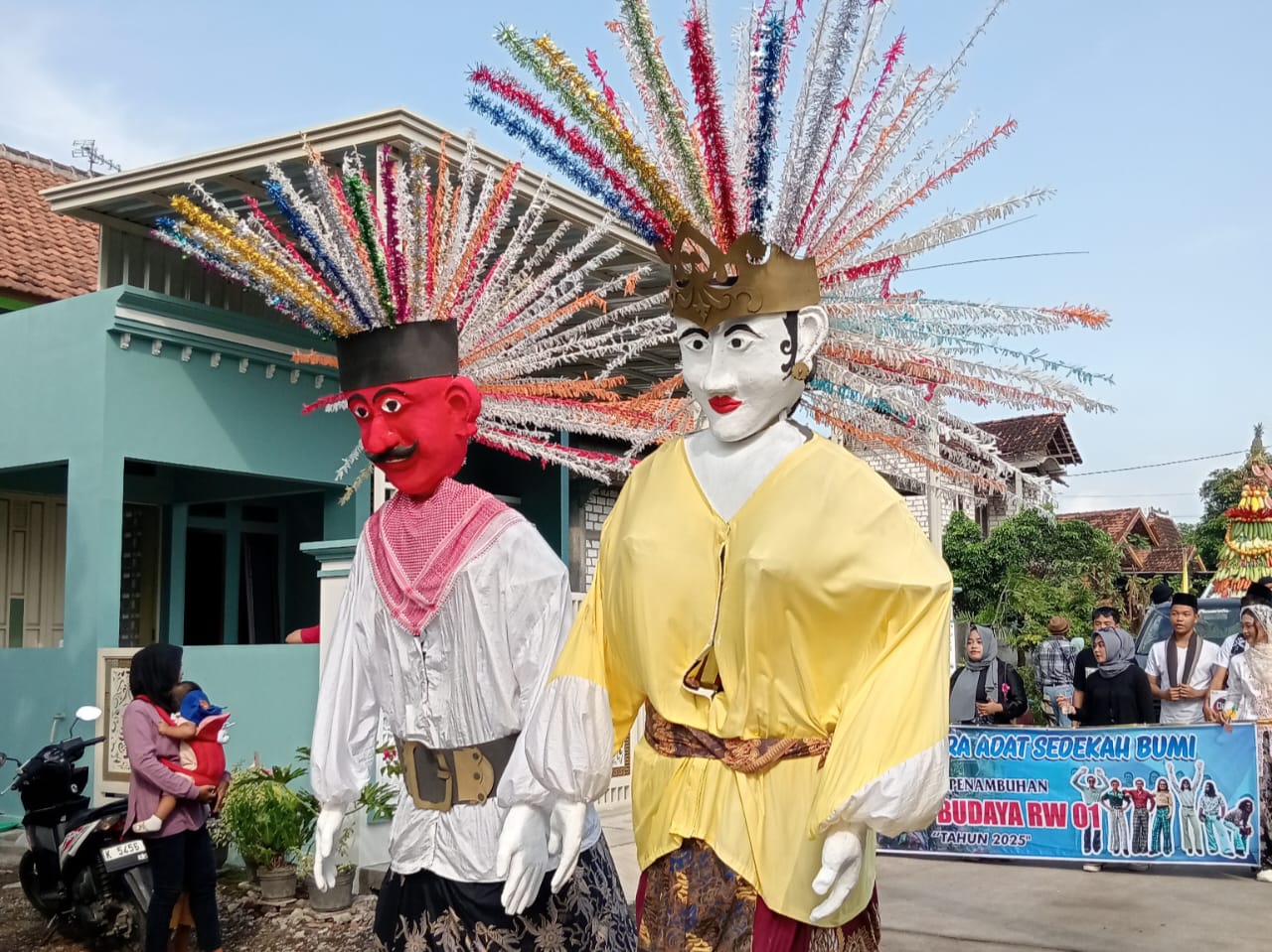 Ondel-ondel turut meramaikan Kirab Budaya Sedekah Bumi yang digelar di Desa Penambuhan, Senin (12/5/2025).