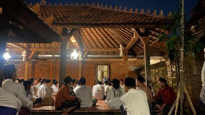 Alunan syahdu para santri ketika menggemakan bacaan tahlil di kompleks pemakaman Kangjeng Sunan Kudus. (Kamis, 8/5/2025)