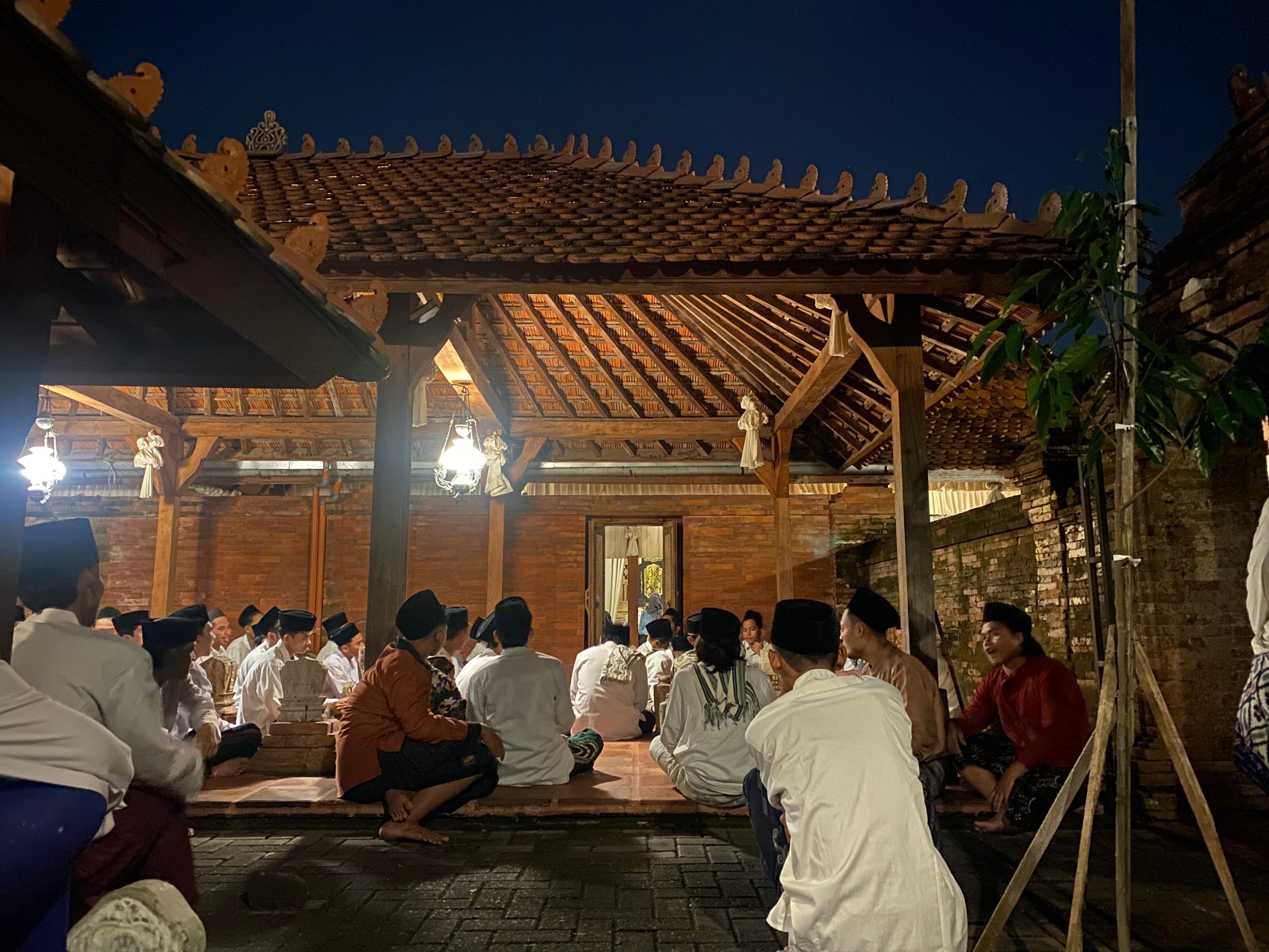 Alunan syahdu para santri ketika menggemakan bacaan tahlil di kompleks pemakaman Kangjeng Sunan Kudus. (Kamis, 8/5/2025)