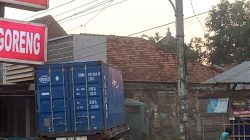 Truk Kontainer Tabrak Rumah Warga di Desa Kriyan, Diduga Akibat Ban Meletus
