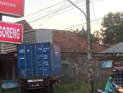 Truk Kontainer Tabrak Rumah Warga di Desa Kriyan, Diduga Akibat Ban Meletus