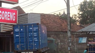 Truk Kontainer Tabrak Rumah Warga di Desa Kriyan, Diduga Akibat Ban Meletus