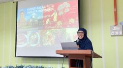 Sri SUrachmi, Dosen PBSI UMK ketika memperkenalkan Kota Kudus di Universitas Teknologi Mara (UiTM) kampus Arau, Cawangan Perlis, Malaysia