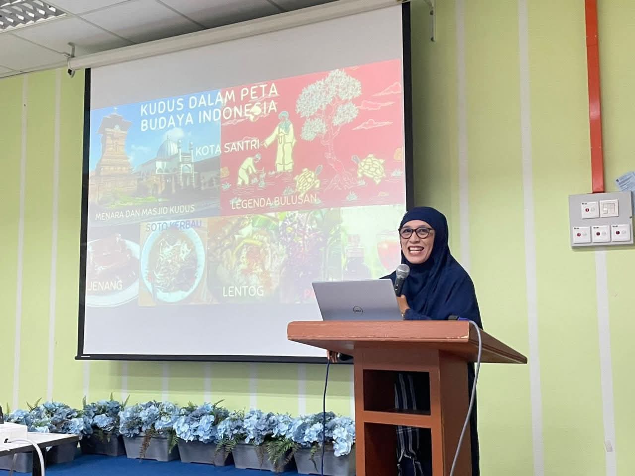 Sri SUrachmi, Dosen PBSI UMK ketika memperkenalkan Kota Kudus di Universitas Teknologi Mara (UiTM) kampus Arau, Cawangan Perlis, Malaysia