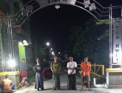 Warga Desa Sambung Kudus Gotong Royong Perbaiki dan Cat Gapura Kampung